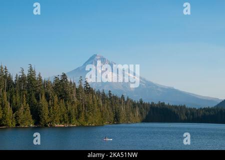 Ammira il monte Hood dalle rive del lago perduto, in una giornata soleggiata e calda. Foto Stock