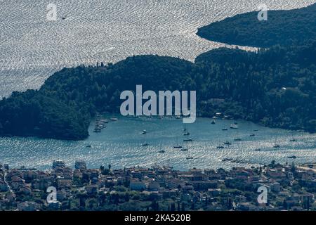 Vista aerea di una città di mare con isole vicine. Foto Stock