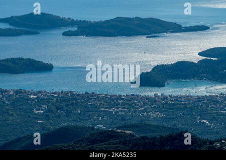 Vista aerea di una città di mare con isole vicine. Foto Stock
