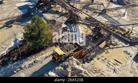 Veduta aerea di un impianto di frantumazione della sabbia, un camion di scarico pronto per scaricare la pietra per frantumarla, a Monteagle, Tennessee Foto Stock