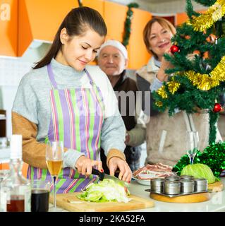 La famiglia prepara la cena di natale Foto Stock