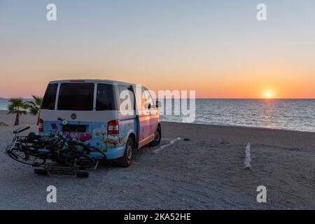 Isola di Lefkada. Grecia-10.17.2022. Un camper parcheggiato su una spiaggia con una splendida vista del tramonto. Foto Stock