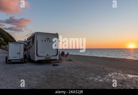 Isola di Lefkada. Grecia-10.17.2022. Camper sulla spiaggia di Kathisma con una splendida vista sul tramonto. Foto Stock