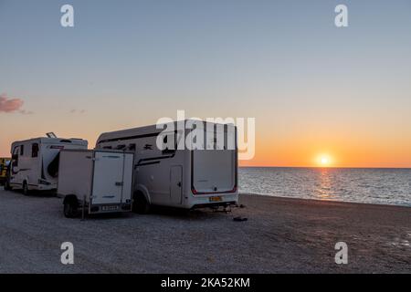 Isola di Lefkada. Grecia-10.17.2022. Camper sulla spiaggia di Kathisma con una splendida vista sul tramonto. Foto Stock