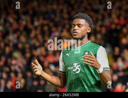 Plymouth, Regno Unito. 31st Ott 2022. Plymouth Argyle full back Bali Mumba (17) esce prima del calcio d'inizio durante la partita della Sky Bet League 1 Plymouth Argyle vs Exeter City a Home Park, Plymouth, Regno Unito, 31st ottobre 2022 (Foto di Stanley Kasala/News Images) a Plymouth, Regno Unito il 10/31/2022. (Foto di Stanley Kasala/News Images/Sipa USA) Credit: Sipa USA/Alamy Live News Foto Stock