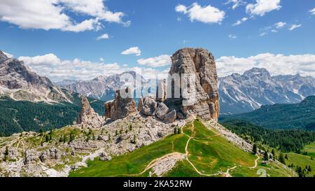 Arrampicata nelle cinque Torri,Dolomiti,Italia.cinque torri e formazioni rocciose vicino a Cortina d'Ampezzo attraggono molti turisti.pittoresche Alpi dolomitiche Foto Stock