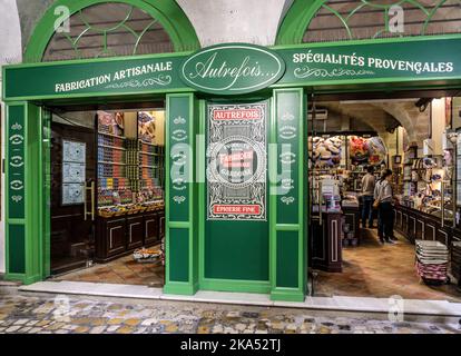 Boutique Autrefois, Uzes, Francia. Un negozio di alimentari gourmet. Foto Stock