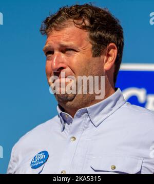 San Pietroburgo, Florida, Stati Uniti. 31st Ott 2022. Eric Lynn, candidato democratico per il distretto congressuale della Florida 13th, partecipa a un rally per il candidato democratico alla gubernatorial, Charlie Crist, a San Pietroburgo, Florida, lunedì, Ottobre 31, 2022. (Credit Image: © Dominic Gwinn/ZUMA Press Wire) Foto Stock