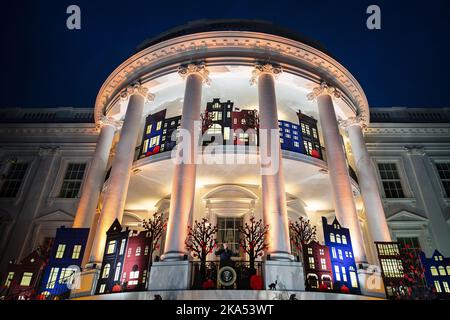 Washington, Stati Uniti. 31st Ott 2022. Il Presidente Joe Biden e la First Lady Jill Biden salutano gli ospiti durante un evento di Halloween sul prato meridionale della Casa Bianca a Washington, DC, lunedì 31 ottobre 2022. Foto di al Drago/UPI Credit: UPI/Alamy Live News Foto Stock