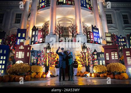 Washington, Stati Uniti. 31st Ott 2022. Il Presidente Joe Biden e la First Lady Jill Biden salutano gli ospiti durante un evento di Halloween sul prato meridionale della Casa Bianca a Washington, DC, lunedì 31 ottobre 2022. Foto di al Drago/UPI Credit: UPI/Alamy Live News Foto Stock