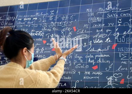 SUZHOU, CINA - 31 OTTOBRE 2022 - i cittadini vedranno e posano per le foto accanto al muro dell'amore francese al blocco culturale e creativo Ligongdi di Suzho Foto Stock