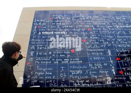 SUZHOU, CINA - 31 OTTOBRE 2022 - i cittadini vedranno e posano per le foto accanto al muro dell'amore francese al blocco culturale e creativo Ligongdi di Suzho Foto Stock