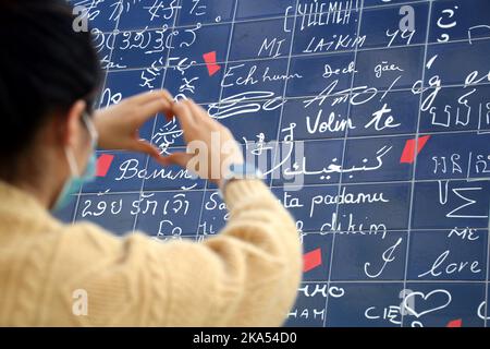 SUZHOU, CINA - 31 OTTOBRE 2022 - i cittadini vedranno e posano per le foto accanto al muro dell'amore francese al blocco culturale e creativo Ligongdi di Suzho Foto Stock