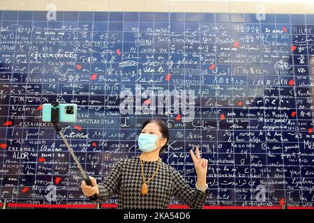 SUZHOU, CINA - 31 OTTOBRE 2022 - i cittadini vedranno e posano per le foto accanto al muro dell'amore francese al blocco culturale e creativo Ligongdi di Suzho Foto Stock