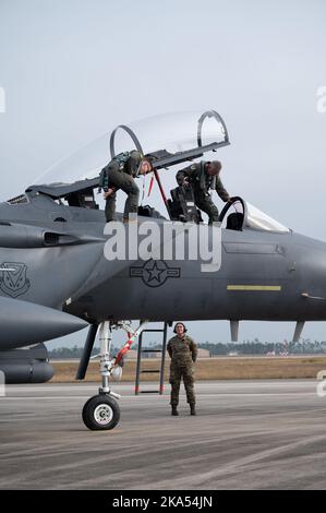 Un Airman statunitense assegnato al 391st Fighter Generation Squadron, Mountain Home Air Force base, Idaho, si affaccia come F-15E Strike Eagle piloti in aereo a Tyndall AFB, Florida, 28 ottobre 2022. L'unità ha visitato Tyndall per partecipare alla bandiera a scacchi 23-1. La bandiera a scacchi è un esercizio aereo di grande forza che favorisce la prontezza e l'interoperabilità attraverso l'incorporazione di aeromobili di 4th e 5th generazione durante l'addestramento di combattimento aria-aria. La 23-1 iterazione dell'esercizio si è svolta dal 31 ottobre al 10 novembre 2022. (STATI UNITI Air Force foto di Senior Airman Anabel del Valle) Foto Stock