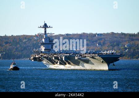 La portaerei americana USS Gerald R. Ford (CVN-78), la più grande al mondo, durante la sua prima visita al porto d'oltremare a Halifax, Nuova Scozia, Canada (2022) Foto Stock