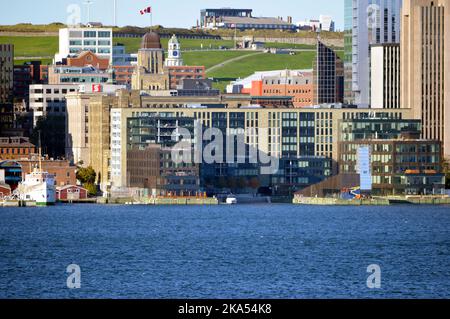 Vista sul lungomare del centro di Halifax, incluso il nuovo Queen's Marque Development, 2022 Foto Stock