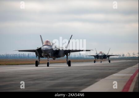 US Air Force F-35A Lightning II assegnato al 421st Fighter Squadron, Hill Air Force base, Utah, taxi la linea di volo a Tyndall AFB, Florida, 28 ottobre 2022. L'unità sta visitando Tyndall per partecipare alla bandiera a scacchi 23-1. La bandiera a scacchi è un esercizio aereo di grande forza che favorisce la prontezza e l'interoperabilità attraverso l'incorporazione di aeromobili di 4th e 5th generazione durante l'addestramento di combattimento aria-aria. La 23-1 iterazione dell'esercizio si è svolta dal 31 ottobre al 10 novembre 2022. (STATI UNITI Foto dell'aeronautica di Airman 1st Class Tiffany del Oso) Foto Stock