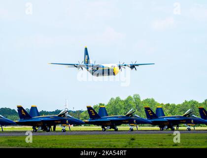 VIDALIA, Georgia (23 aprile 2022) il Navy Flight Demonstration Squadron, il Blue Angels C-130J Super Hercules decollerà durante il Vidalia Onion Festival. I Blue Angels effettuano dimostrazioni di volo in 32 sedi in tutto il paese per mostrare al pubblico americano l'orgoglio e la professionalità della Marina militare e del corpo dei Marine. (STATI UNITI Foto Navy di MC1 Cody Deccio/rilasciato) Foto Stock