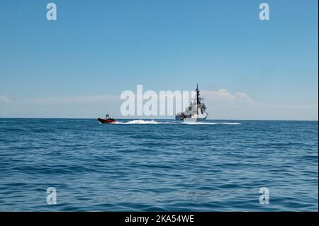 Un equipaggio USCGC Hamilton (WMSL 753) Over-the-Horizon Cutter Boat conduce un allenamento di inseguimento mentre è in corso nell'Oceano Atlantico, 25 settembre 2022. Hamilton è in fase di implementazione pianificata nell'area operativa delle forze navali statunitensi in Europa, impiegata dalla U.S. Sesta flotta per difendere gli interessi degli Stati Uniti, alleati e partner. (STATI UNITI Guardia costiera foto di Petty Officer 3rd Classe Alejandro Rivera) Foto Stock