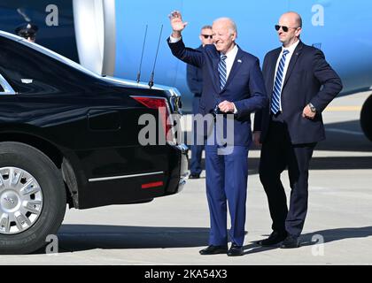 Il presidente degli Stati Uniti Joseph R. Biden saluta la folla alla base nazionale della guardia aerea di Hancock, a Syracuse, New York il 27 ottobre 2022 durante una visita in città per parlare al college della comunità di Onondaga. Hancock Field è la sede della 174th Attack Wing della New York Air National Guard. (STATI UNITI Foto della Guardia Nazionale aerea di SRA Tiffany Scofield) Foto Stock