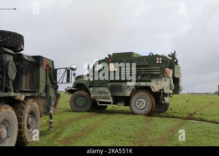 Air Defenders da 5th battaglione, 4th Air Defense Artillery ha condotto un'esercitazione culminante sul campo con i loro sistemi legacy Avenger e New Mansion Short Range Air Defense presso Grafenwoehr Training Area in Germania dal 17 al 21 ottobre 2022. Questo FTX ha offerto a ciascun plotone l'opportunità di reagire alle tecniche di simulazione di contatto, movimento e manovra. Durante l'esercizio Air Defenders ha anche condotto l'estrazione di un veicolo bloccato, richiamando una richiesta di evacuazione medica a 9 linee, evacuando il personale in aria, navigando in condizioni di scarsa visibilità e rispondendo al fuoco nemico. Foto Stock