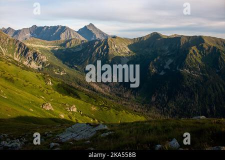 La vista da Kasprowy Wierch al tramonto nel mese di luglio, Zakopane, Polonia Foto Stock