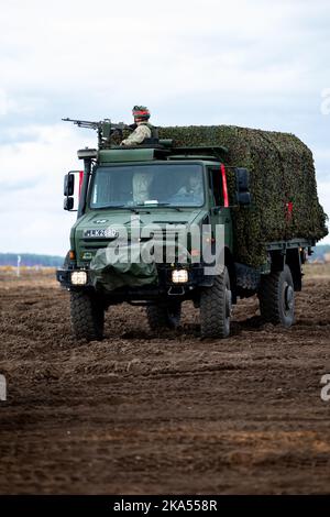 Forze armate lituane Soldato si prepara per l'impegno nemico durante l'esercizio Iron Wolf 22 presso la Pabradė Training Area, Lituania, 23 ottobre 2022. La Lituania è orgogliosa di collaborare con 1st divisione fanteria, alleati della NATO e partner di sicurezza regionali per fornire forze credibili da combattimento al V Corps, il corpo americano schierato in Europa. (STATI UNITI Foto della Guardia Nazionale militare di SPC. Ancheta) Foto Stock