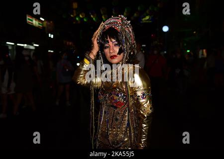 Bangkok, Thailandia. 31st Ott 2022. Persone vestite di costumi fantasy assistere a 'Khaosan Halloween 2022' il 31 ottobre 2022 su Khao San Road, Phra Nakhon District, Bangkok, Thailandia, un punto di riferimento popolare tra i turisti stranieri. (Foto di Teera Noisakran/Pacific Press) Credit: Pacific Press Media Production Corp./Alamy Live News Foto Stock