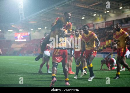 Papua Nuova, Guinea. , . Partita di Coppa del mondo di Rugby in piscina D tra Papua Nuova Guinea e Galles presso l'Eco-Power Stadium di Doncaster lunedì 31st ottobre 2022. (Credit: Trevor Wilkinson | NOTIZIE MI) Credit: NOTIZIE MI e sport /Alamy Live News Foto Stock