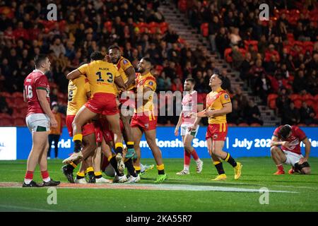 I giocatori di Papua Nuova Guinea festeggiano una prova da 2nd fila Nixon Putt durante la partita di Coppa del mondo di Rugby 2021 tra Papua Nuova Guinea e Galles all'Eco-Power Stadium di Doncaster lunedì 31st ottobre 2022. (Credit: Trevor Wilkinson | NOTIZIE MI) Credit: NOTIZIE MI e sport /Alamy Live News Foto Stock