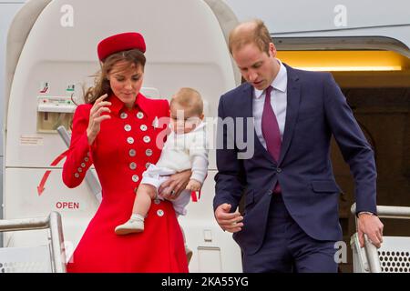 Il Duca e la Duchessa di Cambridge con il Principe George arrivano al Terminal militare di Wellington, Wellington, Nuova Zelanda, lunedì 07 aprile. 2014. Foto Stock