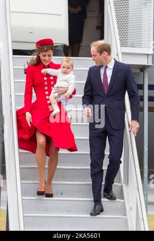 Il Principe britannico William e Catherine, Duchessa di Cambridge con il Principe George arrivano per la loro visita in Nuova Zelanda all'Aeroporto Internazionale, noi Foto Stock