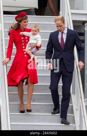 Il Principe britannico William e Catherine, Duchessa di Cambridge con il Principe George arrivano per la loro visita in Nuova Zelanda all'Aeroporto Internazionale, noi Foto Stock