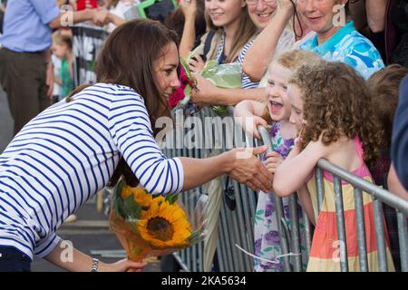 La Duchessa di Cambridge incontra una folla in attesa dopo aver viaggiato con Sealegs Craft a Westpark Marina, Auckland, Nuova Zelanda, venerdì 11 aprile, 2014 Foto Stock