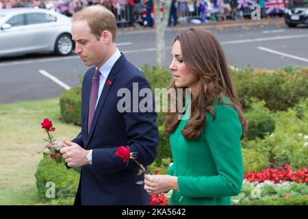 Il Duca e la Duchessa di Cambridge Place due rose sul War Memorial, Cambridge, Nuova Zelanda, Sabato, Aprile 12, 2014. Foto Stock