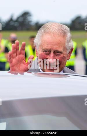 Il principe Carlo si fa un'onda ai media mentre lui e Camilla, duchessa di Cornovaglia, arrivano alla base RNZAF Auckland a Whenuapai per la loro visita reale in Nuova Zelanda Foto Stock