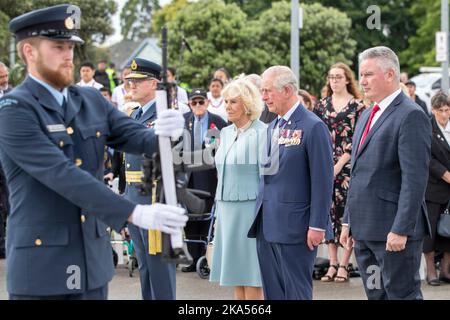 Il Principe Carlo e Camilla, Duchessa di Cornovaglia, assistono alla cerimonia di posa di Wreath al Mt Roskill War Memorial Park durante la loro visita reale in Nuova Zelanda Foto Stock