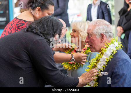 Il Principe Carlo e Camilla, Duchessa di Cornovaglia, ricevono ghirlande da collo mentre visitano il Wesley Community Centre durante la loro visita reale in Nuova Zelanda Foto Stock
