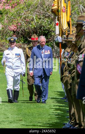 Il principe Carlo ispeziona la guardia mentre lui e Camilla, Duchessa di Cornovaglia, partecipano ad una cerimonia ufficiale di benvenuto alla Casa del Governo Foto Stock