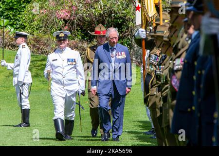 Il principe Carlo ispeziona la guardia mentre lui e Camilla, Duchessa di Cornovaglia, partecipano ad una cerimonia ufficiale di benvenuto alla Casa del Governo Foto Stock