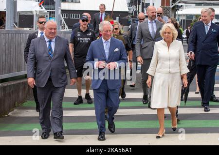 Il principe Carlo è incontrato da Bill Cashmore, vice sindaco di Auckland, ha lasciato, prima che lui e Camilla, duchessa di Cornovaglia prendano parte ad una passeggiata pubblica Foto Stock