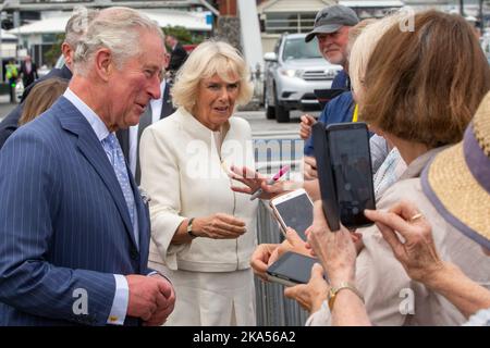 Il Principe Carlo e Camilla, Duchessa di Cornovaglia, partecipano a una passeggiata pubblica al Viaduct Harbour di Auckland e visitano l'Emirates Team New Zealand Foto Stock