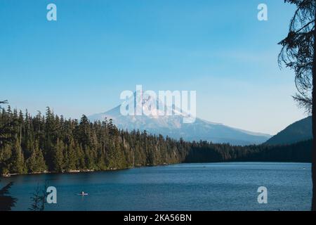 Ammira il monte Hood dalle rive del lago perduto, in una giornata soleggiata e calda. Foto Stock