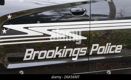 Brookings, OR, USA - 17 settembre 2022; Nome sulla porta della squadra auto per la polizia di Brookings nell'Oregon meridionale Foto Stock