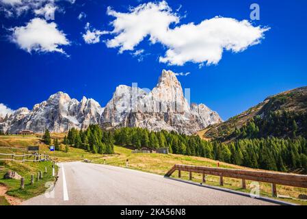 Passo Rolle, Italia. Paesaggi autunnali mozzafiato Alpi dolomitiche, con il monte Cimon della pala (3184 m). Paesaggio di Sudtirolo, Trentino Alto Adige italia Foto Stock