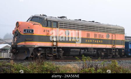 Garibaldi, OR, USA - 21 settembre 2022; Oregon Coast Scenic Railroad Locomotive 274 parcheggiata a Garibaldi nella livrea Great Northern Foto Stock