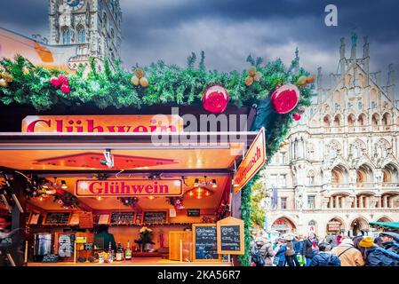 Monaco di Baviera, Germania - 2018 dicembre: Fiera di Natale a Marienplatz, Baviera mercatini di Natale invernali. Foto Stock