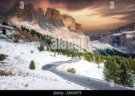 Passo del Sella, Italia. Panorami mozzafiato sulle Alpi dolomitiche, con le Torri del Sella, il paesaggio del Sudtirolo, il Trentino Alto Adige. Foto Stock