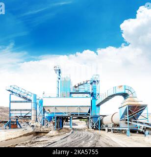 Open pit mining e impianto di lavorazione per il pietrisco, sabbia e ghiaia per essere utilizzato nelle strade e industria edilizia Foto Stock